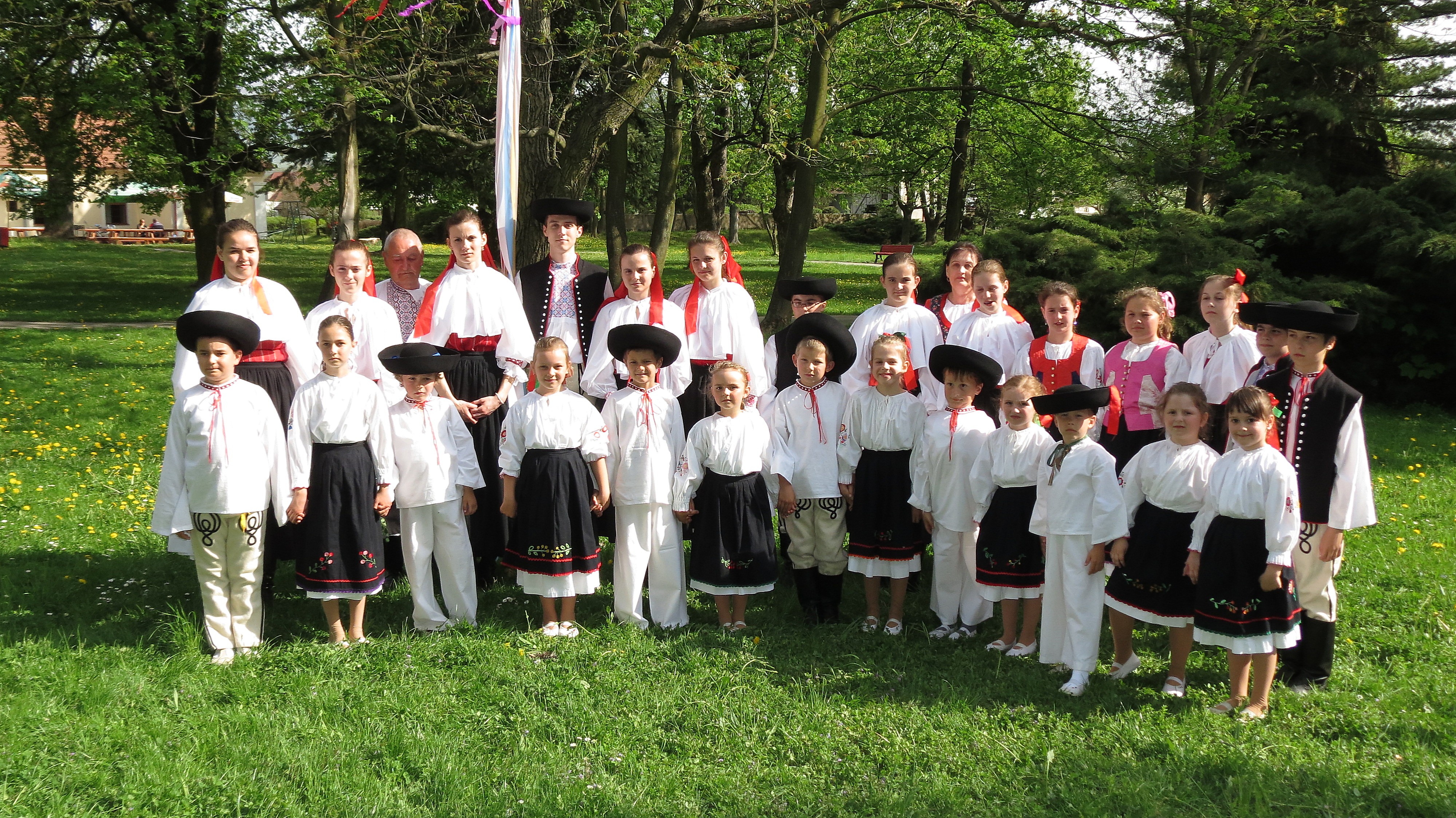 Stavanie májov (016)