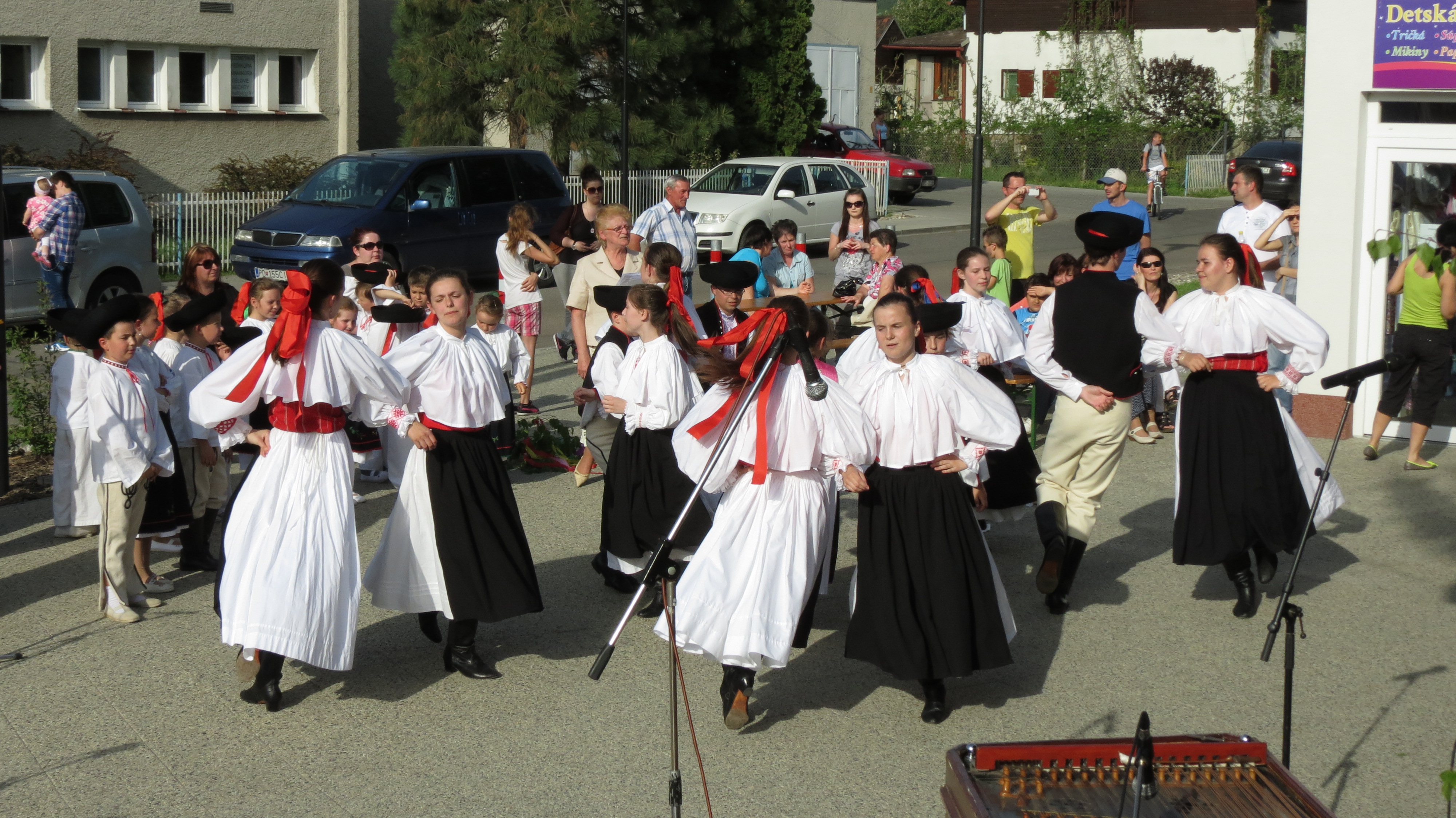 Stavanie májov (128)